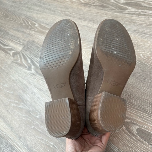 Ugg Bandara Mysterious suede ankle booties, travel friendly, cozy chic - Picture 4 of 11